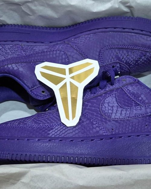 New Images Of The Kobe Bryant x Nike Air Force 1 “Court Purple”(图1)