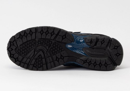 The New Balance 1906W Reappears In Black And Blue(图3)