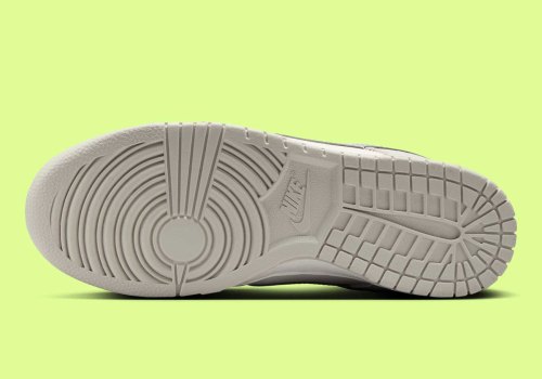 A Silver Swoosh Adds Spark To A Greyed Out Nike Dunk(图4) A Silver Swoosh Adds Spark To A Greyed Out Nike Dunk(图4)