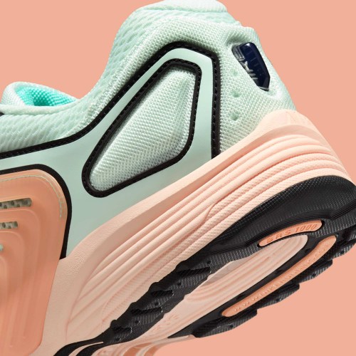 The Nike Pegasus Wave “Barely Green” Dips Into Tropical Waters(图7)